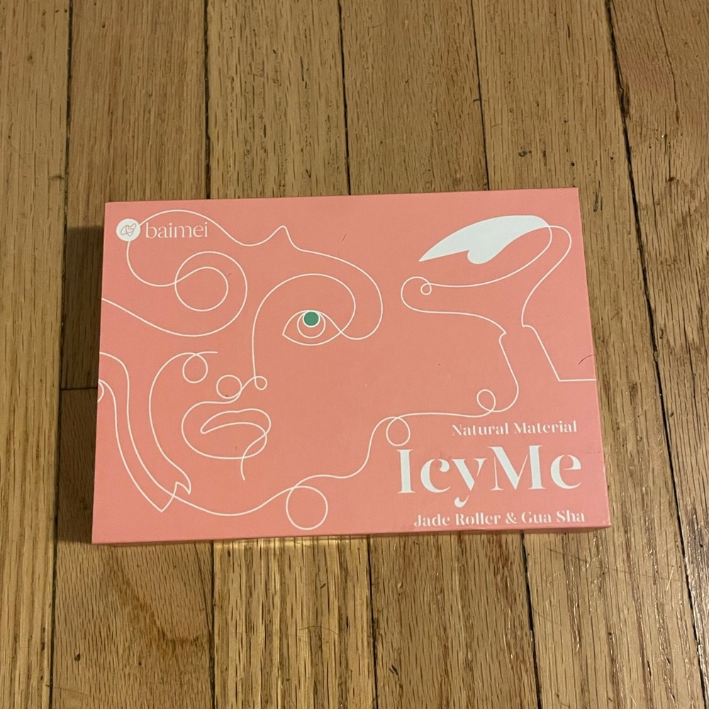 Jade Roller & Gua Sha Set new in box!